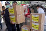 Petugas menggotong alat pelindung diri (APD) yang dikemas dalam sejumlah kardus saat serah terima bantuan di RSUD Wangaya, Denpasar, Bali, Rabu (6/5/2020). Bantuan APD tersebut diberikan kepada RSUD Wangaya, RSUP Sanglah dan sejumlah puskesmas di Bali untuk membantu tim medis sebagai garda terdepan yang paling berisiko dalam penanganan COVID-19. ANTARA FOTO/Nyoman Hendra Wibowo/nym.