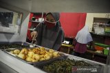 Sejumlah mahasiswa menyiapkan makanan di dapur umum asrama milik Universitas Padjajaran (Unpad) di Jatinangor, Kabupaten Sumedang, Jawa Barat, Rabu (6/5/2020). Sebanyak 675 mahasiswa Unpad yang berasal dari berbagai Kota di Indonesia dan Luar negeri bertahan di asrama karena adanya kebijakan larangan mudik oleh pemerintah hingga waktu yang belum ditentukan. ANTARA JABAR/Raisan Al Farisi/agr