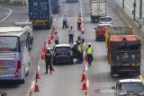 Petugas memeriksa kendaraan roda empat di Jalan tol Jakarta - Cikampek Km 47, Karawang, Jawa Barat, Rabu (6/5/2020). Penyekatan akses transportasi di tol Jakarta - Cikampek tersebut sebagai tindak lanjut kebijakan larangan mudik dan Pembatasan Sosial Berskala Besar (PSBB) guna memutus mata rantai penyebaran COVID-19. ANTARA JABAR/M Ibnu Chazar/agr