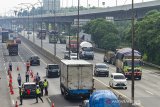 Petugas memeriksa kendaraan roda empat di Jalan tol Jakarta - Cikampek Km 47, Karawang, Jawa Barat, Rabu (6/5/2020). Penyekatan akses transportasi di tol Jakarta - Cikampek tersebut sebagai tindak lanjut kebijakan larangan mudik dan Pembatasan Sosial Berskala Besar (PSBB) guna memutus mata rantai penyebaran COVID-19. ANTARA JABAR/M Ibnu Chazar/agr