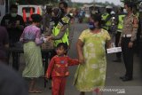 Polisi membagikan makanan untuk berbuka puasa kepada warga di kelurahan Bojongsari, Indramayu, Jawa Barat, Rabu (6/5/2020). Pembagian paket makanan berbuka puasa dari dapur umum Polres Indramayu itu sebagai bentuk kepedulian dan meringankan beban masyakarat di tengah pandemi COVID-19. ANTARA JABAR/Dedhez Anggara/agr