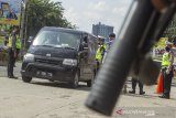 Petugas memeriksa kendaraan roda empat yang akan melewati titik pemeriksaan di Gerbang tol Karawang Barat, Karawang, Jawa Barat, Rabu (6/5/2020). Petugas gabungan memperketat akses keluar masuk kendaraan yang akan melewati gerbang tol pada hari pertama pemberlakuan Pembatasan Sosial Berskala Besar (PSBB) di Karawang. ANTARA JABAR/M Ibnu Chazar/agr