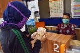 Calon penumpang menghitung uang pengembalian bea tiket saat melakukan pembatalan tiket Kereta Api di loket Stasiun KA Madiun, Jawa Timur, Rabu (6/5/2020). Menurut data di PT KAI Daerah Operasi 7 Madiun masih ada sekitar 33.000 tiket yang belum dibatalkan pada perjalanan 14 Mei hingga 4 Juni menyusul larangan mudik dan Pembatasan Berskala Besar guna pencegahan penyebaran COVID-19. Antara Jatim/Siswowidodo/zk.