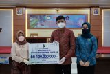 Bank Sulselbar Gowa serahkan bantuan Rp100 juta untuk penanganan COVID-19