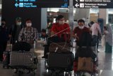 Sejumlah calon penumpang bersiap melakukan lapor diri sebelum terbang di Terminal 3 Bandara Soekarno Hatta, Tangerang, Banten, Kamis (7/5/2020). Pemerintah melalui kementerian Perhubungan membuka kembali penerbangan domestik dengan penumpang bersyarat seperti pebisnis, penumpang Repatriasi, perjalanan dinas pejabat negara dan tamu negara dengan wajib menyertakan surat keterangan Negatif COVID-19 dari rumah sakit. ANTARA FOTO/Muhammad Iqbal/nym