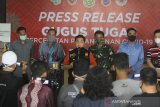 Wali Kota Banjarmasin Ibnu Sina (tengah) memberikan keterangan pers di Balai Kota Banjarmasin, Kalimantan Selatan, Kamis (7/5/2020). Masih meningkatnya penyebaran COVID-19, Pemerintah Kota Banjarmasin memperpanjang pemberlakuan Pembatasan Sosial Berskala Besar (PSBB) dari 8 Mei hingga 21 Mei 2020. Foto Antaranews Kalsel/Bayu Pratama S.