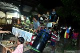 Sejumlah anak memainkan musik perkusi khas Madura di Kelurahan Gladak Anyar, Pamekasan, Jawa Timur, Rabu (6/5/2020). Kegiatan yang dilakukan berkeliling kampung ditengah Pandemi COVID-19 itu, untuk membangunkan warga guna makan sahur. Antara Jatim/Saiful Bahri/zk