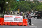 Warga melintas di dekat pengumaman jam malam di jalan Ahmad Yani, Banjarmasin, Kalimantan Selatan, Kamis (7/5/2020). Masih meningkatnya penyebaran COVID-19, Pemerintah Kota Banjarmasin memperpanjang pemberlakuan Pembatasan Sosial Berskala Besar (PSBB) dari 8 Mei hingga 21 Mei 2020. Foto Antaranews Kalsel/Bayu Pratama S.