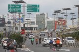 Suasana ramai kendaraan bermotor melintas di fly over jalan Ahmad Yani, Banjarmasin, Kalimantan Selatan, Kamis (7/5/2020). Masih meningkatnya penyebaran COVID-19, Pemerintah Kota Banjarmasin memperpanjang pemberlakuan Pembatasan Sosial Berskala Besar (PSBB) dari 8 Mei hingga 21 Mei 2020. Foto Antaranews Kalsel/Bayu Pratama S.ANTARA FOTO/BAYU PRATAMA S (ANTARA FOTO/BAYU PRATAMA S)