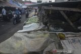 Suasana lapak pedagang yang sudah tutup di Pasar Tradisional Kabupaten Ciamis, Jawa Barat, Jawa Barat, Jumat (8/5/2020). Pemerintah Kabupaten Ciamis memberlakukan pembatasan waktu operasional pasar tradisional mulai pukul 05.00 WIB sampai pukul 14.00 WIB, sedangkan pasar swalayan dari pukul 10.00 WIB sampai pukul 20.00 WIB untuk mencegah penyebaran COVID-19 saat penerapan Pembatasan Sosial Berskala Besar (PSBB). ANTARA JABAR/Adeng Bustomi/agr