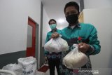 Petugas Palang Merah Indonesia (PMI) memperlihatkan sembako yang akan diberikan kepada pendonor di kantor PMI Kota Banjarmasin, Kalimantan Selatan, Jumat (8/5/2020). Untuk menarik minat dan memenuhi ketersediaan stok darah pada bulan Ramadhan ditengah pandemi COVID-19 PMI Kota Banjarmasin memberikan sembako kepada masyarakat yang telah mendonorkan darah di kantor pelayanan PMI Kota Banjarmasin. Foto Antaranews Kalsel/Bayu Pratama S.