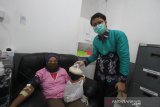 Kepala Unit Donor Darah (UDD) Palang Merah Indonesia (PMI) Kota Banjarmasin Aulia Ramadhan Supit memberikan sembako kepada pendonor di kantor PMI Kota Banjarmasin, Kalimantan Selatan, Jumat (8/5/2020). Untuk menarik minat dan memenuhi ketersediaan stok darah pada bulan Ramadhan ditengah pandemi COVID-19 PMI Kota Banjarmasin memberikan sembako kepada masyarakat yang telah mendonorkan darah di kantor pelayanan PMI Kota Banjarmasin. Foto Antaranews Kalsel/Bayu Pratama S.