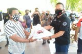 Bank SulutGo Tahuna serahkan bantuan 250 paket pangan kepada masyarakat