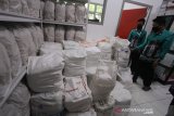 Petugas Palang Merah Indonesia (PMI) merapikan paket sembako untuk pendonor di kantor PMI Kota Banjarmasin, Kalimantan Selatan, Jumat (8/5/2020). Untuk menarik minat dan memenuhi ketersediaan stok darah pada bulan Ramadhan ditengah pandemi COVID-19 PMI Kota Banjarmasin memberikan sembako kepada masyarakat yang telah mendonorkan darah di kantor pelayanan PMI Kota Banjarmasin. Foto Antaranews Kalsel/Bayu Pratama S.