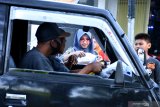 Anggota komunitas fotografi 'Bening' memberikan nasi bungkus kepada pengguna jalan di Pamekasan, Jawa Timur, Kamis (7/5/2020). Kegiatan itu sebagai bentuk kepedulian komunitas tersebut kepada masyarakat yang bekerja di luar rumah ditengah Pandemi COVID-19. Antara Jatim/Saiful Bahri/zk