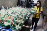Karyawan membuat parcel lebaran dari roti kering untuk selanjutnya dikirim ke Blitar dan Pasuruan di sebuah pabrik roti di Malang, Jawa Timur, Sabtu (9/5/2020). Pengusaha roti setempat mengaku, tahun ini permintaan parcel lebaran menurun dari 4500 paket menjadi 3000 paket atau turun sekitar 30 persen sebagai dampak COVID-19. ANTARA FOTO/Ari Bowo Sucipto/zk
