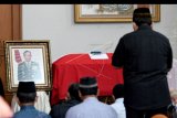 Sejumlah kerabat berdoa di depan peti jenazah dari Jenderal TNI (Purn) Djoko Santoso di rumah duka kawasan Bambu Apus Raya, Jakarta Timur, Minggu (10/5/2020). Mantan Panglima TNI Jenderal TNI (Purn) Djoko Santoso meninggal dunia usai dirawat di Rumah Sakit Pusat Angkatan Darat (RSPAD) Gatot Soebroto, Jakarta Pusat, karena mengalami pendarahan otak. ANTARA FOTO/M Risyal Hidayat/nym