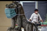 Patung hewan yang dipasangi masker kain di kawasan pusat perbelanjaan Botani Square, Bogor, Jawa Barat, Minggu (10/5/2020). Pemasangan masker ke patung hewan tersebut sebagai salah satu bentuk kampanye penggunaan masker bagi masyarakat guna mencegah penularan COVID-19. ANTARA FOTO/Yulius Satria Wijaya/nym