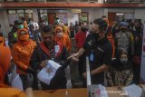 Menteri Sosial Juliari P Batubara (kedua kanan) berbincang dengan Keluarga Penerima Manfaat (KPM) saat melakukan kunjungan kerja di Cimahi, Jawa Barat, Minggu (10/5/2020). Dalam kunjungan kerja tersebut, Menteri Sosial memantau penyaluran bantuan sosial tunai di Cimahi dan Kabupaten Bandung Barat yang menggunakan skema pemanggilan KPM dan pengumpulan komunitas. ANTARA JABAR/Raisan Al Farisi/agr