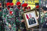 Prajurit TNI membawa bingkai foto saat mengikuti prosesi pemakaman mantan Panglima TNI Jenderal (Purn) Djoko Santoso di San Diego Hills Memorial Park, Karawang, Jawa Barat, Minggu (10/5/2020). Mantan Panglima TNI Jenderal TNI (Purn) Djoko Santoso meninggal dunia di usia 67 tahun pada Minggu (10/5/2020) pukul 06:30 WIB karena sakit. ANTARA JABAR/M Ibnu Chazar/agr