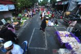 Aktivitas jual beli di Pasar Pagi Bauntung Banjarbaru, Kalimantan Selatan, Minggu (10/5/2020). Pemerintah Kota Banjarbaru menata para pedagang pasar pagi tersebut dengan menerapkan 
