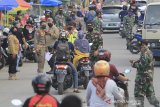 Petugas menertibkan warga yang tidak menggunakan masker saat melintas di jalan Yos Sudarso, Indramayu, Jawa Barat, Minggu (10/5/2020). Penertiban tersebut terkait penerapan Pembatasan Sosial Berskala Besar (PSBB) di Indramayu untuk memutus rantai penyebaran COVID-19. ANTARA JABAR/Dedhez Anggara/agr