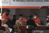 Petugas menyerahkan Bantuan Sosial Tunai bagi warga di Kantor Pos Indramayu, Jawa Barat, Minggu (9/5/2020). Penyaluran Bantuan Sosial Tunai (BST) dari Kemensos berupa uang tunai senilai Rp.600.000 tersebut dibagikan kepada 12508 keluarga penerima manfaat yang terdampak COVID-19. ANTARA JABAR/Dedhez Anggara/agr