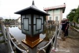 Ketua DPRK Banda Aceh Farid Nyak Umar (kanan) meninjau kolam penampungan yang sedang dibersihkan dari sampah plastik di stasiun rumah pompa Punge, Banda Aceh, Aceh, Minggu (10/5/2020). Sampah plastik yang menyumbat saluran pembuangan menjadi salah satu kendala yang dihadapi sembilan stasiun rumah pompa bantuan Multi Donor Fund (MDF) di Kota Banda Aceh dalam mengantisipasi banjir genangan yang sering terjadi pada musim penghujan. Antara Aceh/Irwansyah Putra.