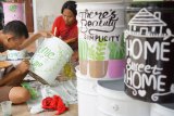 Kreasi seniman, limbah kaleng diubah menjadi mebeler rumah tangga