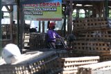 Pedagang meninggalkan lapaknya saat pengosongan pasar Banjaran, di Kota Kediri, Jawa Timur, Minggu (10/5/2020). Pemerintah daerah setempat menutup pasar tradisional itu selama tiga hari pasca seorang pedagang dinyatakan positif COVID-19. Antara Jatim/Prasetia Fauzani/zk