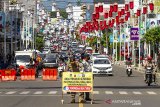 Petugas gabungan memasang plang pemberitahuan pemeriksaan saat penerapan Pembatasan Sosial Berskala Besar (PSBB) di Jalan RE Martadinata, Purwakarta, Jawa Barat, Senin (11/5/2020). Pemeriksaan tersebut dilakukan sebagai penerapan Pembatasan Sosial Berskala Besar (PSBB) dalam upaya percepatan penanganan COVID-19. ANTARA JABAR/M Ibnu Chazar/agr