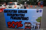 Petugas memeriksa pengendara saat melintasi Chek Point yang akan masuk Surabaya di Bundaran Waru, Surabaya, Jawa Timur, Minggu (10/5/2020). Pelaksanaan Pembatasan Sosial Berskala Besar (PSBB) Surabaya Raya yang meliputi, Kota Surabaya, Kabupaten Sidoarjo, dan Gresik diperpanjang sampai 25 Mei 2020 karena penyebaran virus Corona di Surabaya Raya dinilai masih masif. Antara Jatim/Umarul Faruq/zk