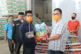 Wakil Ketua DPRD Sulbar serahkan bahan pokok pada warga terdampak COVID-19