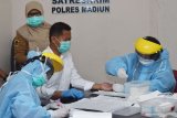 Petugas kesehatan mengambil sampel darah seorang anggota polisi saat tes diagnostik cepat (rapid test) COVID-19 di Polres Madiun, Jawa Timur, Senin (11/5/2020). Polres Madiun bekerja sama dengan dinas kesehatan setempat melakukan rapid test kepada 50 anggota Polri yang bertugas sebagai Bhayangkara Pembina Keamanan dan Ketertiban Masyarakat (Bhabinkamtimbas) di wilayah zona merah COVID-19 guna pencegahan penyebaran penyakit yang disebabkan virus corona tersebut. Antara Jatim/Siswowidodo/zk.