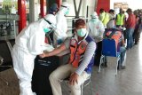 Tim Percepatan Penanganan COVID-19 periksa para pekerja di Bandara Wamena