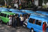 Puluhan supir memarkir mobil angkutan umum yang dikendarainya saat aksi protes di depan Gedung DPRD, Malang, Jawa Timur, Senin (11/5/2020). Dalam pernyataan sikapnya, mereka memprotes karena tidak menerima bantuan sosial dampak COVID-19 yang diberikan pemerintah, namun justru penyaluran bantuan tersebut dinilai tidak tepat sasaran. Antara Jatim/Ari Bowo Sucipto/zk.