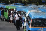 Puluhan supir memarkir mobil angkutan umum yang dikendarainya saat aksi protes di depan Gedung DPRD, Malang, Jawa Timur, Senin (11/5/2020). Dalam pernyataan sikapnya, mereka memprotes karena tidak menerima bantuan sosial dampak COVID-19 yang diberikan pemerintah, namun justru penyaluran bantuan tersebut dinilai tidak tepat sasaran. Antara Jatim/Ari Bowo Sucipto/zk.