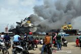 Dua kapal tunda milik Pelindo 1 memadamkan api di kapal MT JAG LEELA di Pelabuhan Belawan Medan, Sumatera Utara, Senin (11/5/2020). Penyebab terbakarnya kapal tanker MT JAG LEELA yang sedang dalam perawatan atau 'docking' di galangan kapal milik PT Waruna Nusa Sentana Shipyard tersebut belum diketahui dan masih diselidiki.
