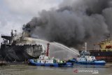 Dua kapal tunda milik Pelindo 1 memadamkan api di kapal MT JAG LEELA di Pelabuhan Belawan Medan, Sumatera Utara, Senin (11/5/2020). Penyebab terbakarnya kapal tanker MT JAG LEELA yang sedang dalam perawatan atau 'docking' di galangan kapal milik PT Waruna Nusa Sentana Shipyard tersebut belum diketahui dan masih diselidiki.