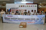 BANTUAN SATGAS BENCANA BUMN SUMUT PEDULI COVID-19. Tim Satgas Bencana BUMN Sumut peduli penanganan COVID-19 saat memberikan bantuan di Medan, Sumatera Utara, Selasa (12/5/2020). Satgas Bencana BUMN Sumut menyerahkan bantuan tahap pertama berupa alat pelindung diri (APD), sarung tangan, hand sanitizer, multi vitamin, masker medis, washtafel portable dan alat pengukur suhu badan yang bertujuan untuk percepatan penanganan COVID-19 Sumut dalam membantu masyarakat di tengah pandemi COVID-19. (ANTARA FOTO/SEPTIANDA PERDANA)