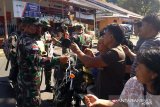 Kodim 1301/Sangihe membagi masker dan hand sanitizer di pasar Siau
