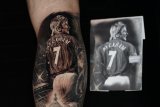 Marc Klok menghiasi kakinya dengan tato bergambar David Beckham