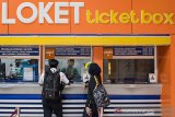 Penumpang membeli tiket Kereta Api Luar Biasa (KLB) jurusan Bandung - Surabaya Pasar Turi di Stasiun Bandung, Jawa Barat, Selasa (12/5/2020). PT Kereta Api Indonesia (Persero) mengoperasikan enam perjalanan Kereta Api Luar Biasa pada 12-31 Mei 2020 dan masyarakat yang diperbolehkan menggunakan KLB hanya memenuhi syarat serta kriteria diantaranya pekerja di penanganan COVID-19, pertahanan, keamanan, kesehatan, kebutuhan dasar, fungsi ekonomi penting, perjalanan darurat pasien atau orang yang memiliki keluarga inti sakit keras atau meninggal dan repatriasi. ANTARA JABAR/M Agung Rajasa/agr