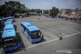 Suasana Terminal Cicaheum tanpa bus Antar Kota Antar Provinsi (AKAP) di Bandung, Jawa Barat, Selasa (12/5/2020). Meski transportasi umum diizinkan kembali beroperasi dengan menerapkan protokol kesehatan yang ketat guna mencegah penyebaran COVID-19 oleh Menteri Perhubungan, hingga saat ini Terminal Cicaheum belum menerima dan memberangkatkan bus antar kota maupun provinsi. ANTARA JABAR/Raisan Al Farisi/agr