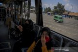 Penumpang berada di dalam bus perjalanan dalam kota di Terminal Cicaheum, Bandung, Jawa Barat, Selasa (12/5/2020). Meski transportasi umum diizinkan kembali beroperasi dengan menerapkan protokol kesehatan yang ketat guna mencegah penyebaran COVID-19 oleh Menteri Perhubungan, hingga saat ini Terminal Cicaheum belum menerima dan memberangkatkan bus antar kota maupun provinsi. ANTARA JABAR/Raisan Al Farisi/agr