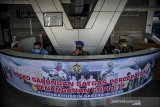 Petugas berjaga di posko gabungan satgas percepatan penanganan COVID-19 Bandara Husein Sastranegara, Bandung, Jawa Barat, Selasa (12/5/2020). Bandara Husein Sastranegara membuka kembali penerbangan domestik dengan kriteria penerbangan perijinan khusus seperti perjalanan orang yang bekerja pada institusi pemerintah atau swasta yang menyelenggarakan percepatan penanganan COVID-19 dan perjalanan pasien yang membutuhkan pelayanan kesehatan darurat. ANTARA JABAR/Raisan Al Farisi/agr