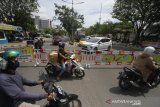 Sejumlah pengendara motor dan mobil harus memutar balik saat diberlakukan pengetatan akses masuk Kota Banjarmasin di perbatasan Kota jalan Ahmad Yani Banjarmasin, Kalimantan Selatan, Selasa (12/5/2020). Kepolisian Resor Kota Banjarmasin memperketat akses masuk kedalam maupun keluar Kota Banjarmasin dengan memberlakukan buka tutup jalur sebagai upaya memutus mata rantai penyebaran pandemi COVID-19. Foto Antaranews Kalsel/Bayu Pratama S.