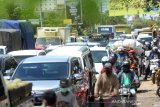 Pengendara kendaraan bermotor terjebak macet saat diberlakukan pengetatan akses masuk Kota Banjarmasin di perbatasan Kota jalan Ahmad Yani Banjarmasin, Kalimantan Selatan, Selasa (12/5/2020). Kepolisian Resor Kota Banjarmasin memperketat akses masuk kedalam maupun keluar Kota Banjarmasin dengan memberlakukan buka tutup jalur sebagai upaya memutus mata rantai penyebaran pandemi COVID-19. Foto Antaranews Kalsel/Bayu Pratama S.