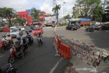 Sejumlah pengendara motor dan mobil harus memutar balik saat diberlakukan pengetatan akses masuk Kota Banjarmasin di perbatasan Kota jalan Ahmad Yani Banjarmasin, Kalimantan Selatan, Selasa (12/5/2020). Kepolisian Resor Kota Banjarmasin memperketat akses masuk kedalam maupun keluar Kota Banjarmasin dengan memberlakukan buka tutup jalur sebagai upaya memutus mata rantai penyebaran pandemi COVID-19. Foto Antaranews Kalsel/Bayu Pratama S.