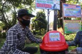 Pekerja memasang tempat sampah khusus untuk membuang masker bekas di pinggir jalan arteri di Kota Kediri, Jawa Timur, Selasa (12/5/2020). Pamerintah daerah setempat menyediakan sarana tersebut guna guna melindungi masyarakat ataupun petugas kebersihan dari penyebaran COVID-19 melalui perantara masker bekas. Antara Jatim/Prasetia Fauzani/zk